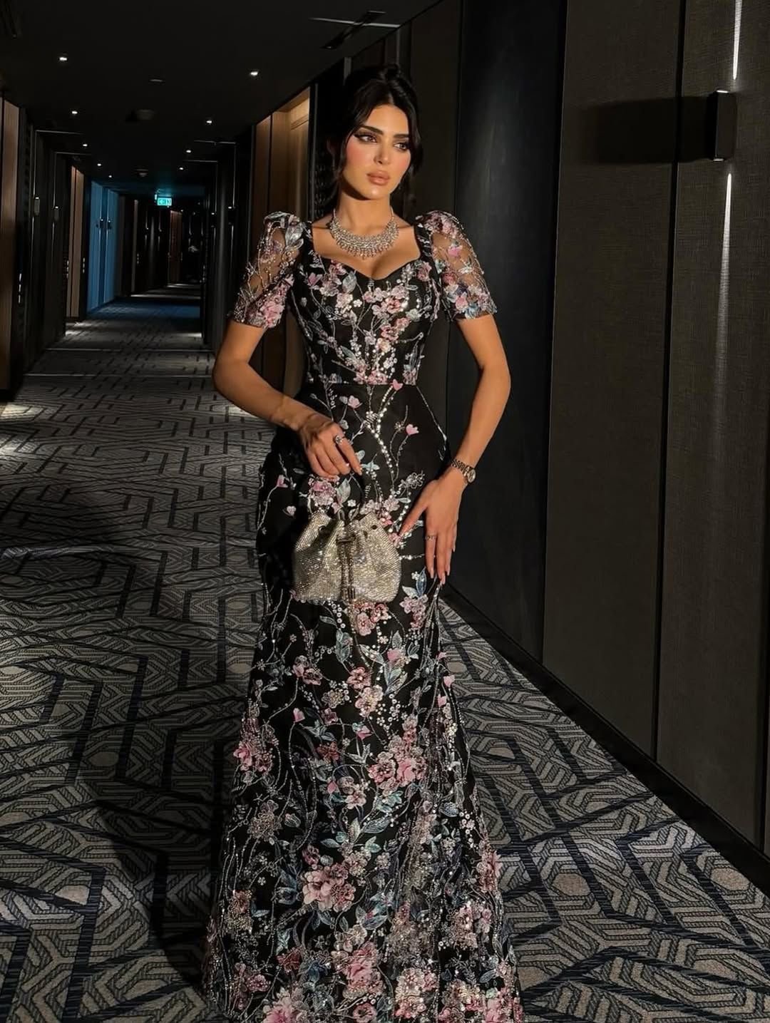 فستان سهرة طويل فخم كلاسيكي بتصميم راقي